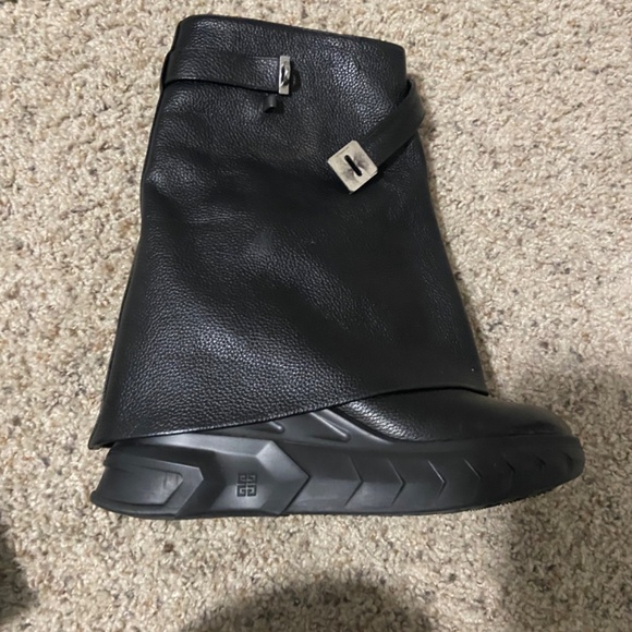 Boots - Picture 5 of 10